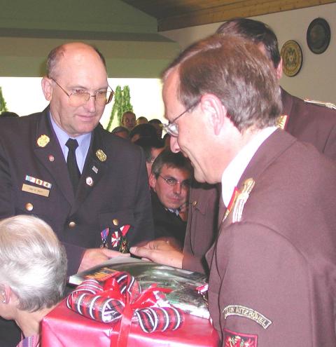 Auch eine Feuerwehr-Abordnung aus Tirol bedankte sich bei Oswald Bartl für die grenzüberschreitende Zusammenarbeit.