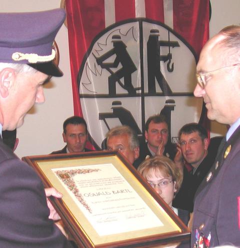Juli 2002: Ernennung zum Ehrenkreisbrandinspektor durch Kreisbrandrat Hans Gnadl (links)