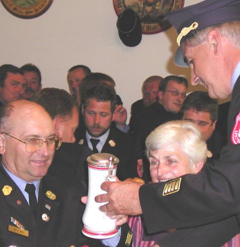 Oswald Bartl (links) wird mit dem Ehrenkrug des Kreisfeuerwehrverbandes Traunstein gewürdigt.