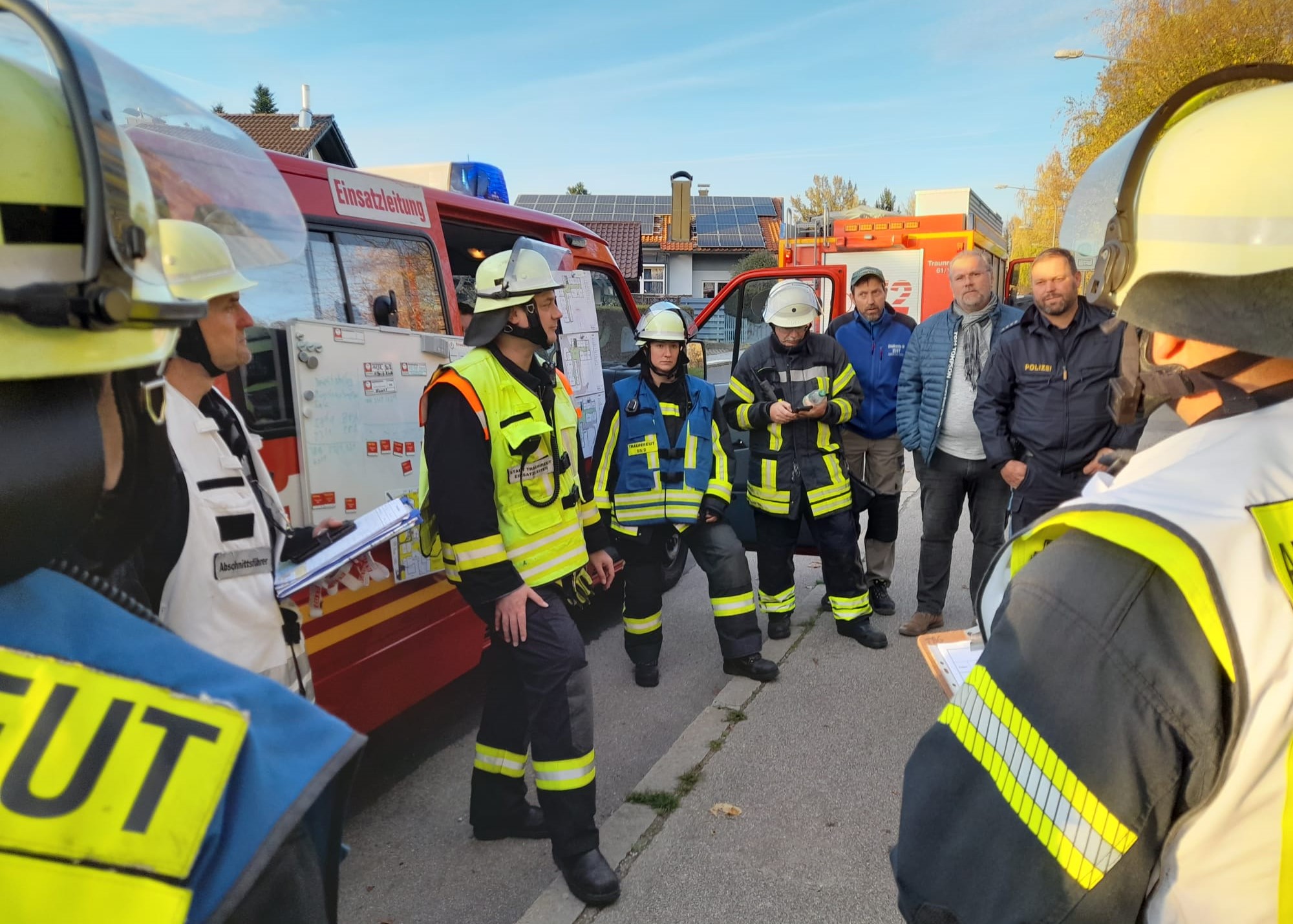 Besprechung Einsatzleitung - Einsatz Traunreut 8.11.