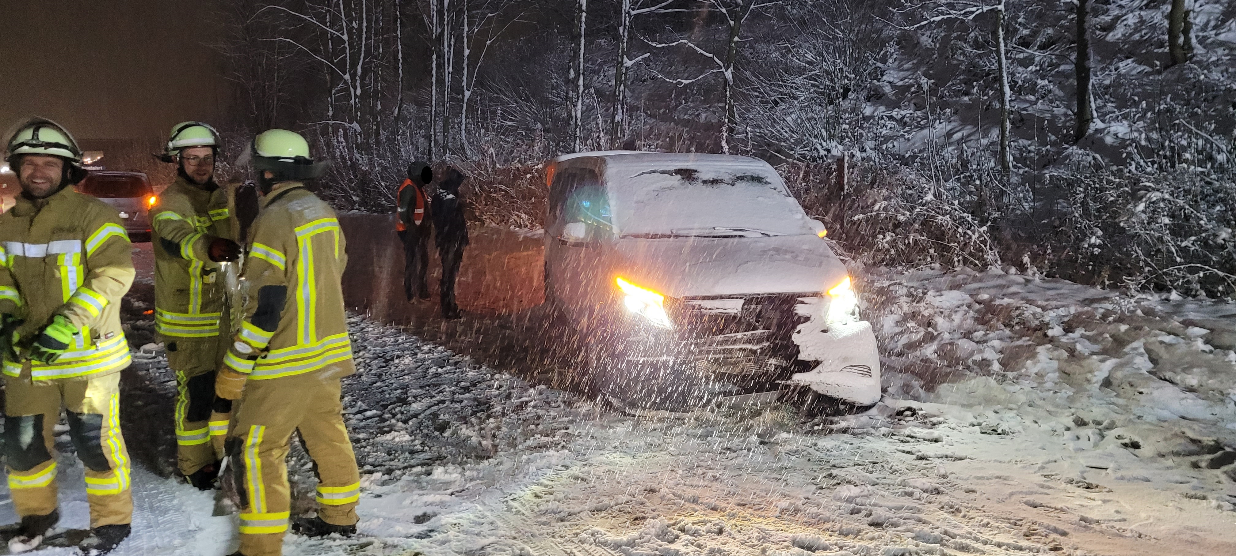Ein Kleinbus mit acht Insassen kam bei dichtem Schneetreiben von der Fahrbahn ab. Eine Person wurde verletzt. Die Feuerwehr Bergen leistete technische Hilfe