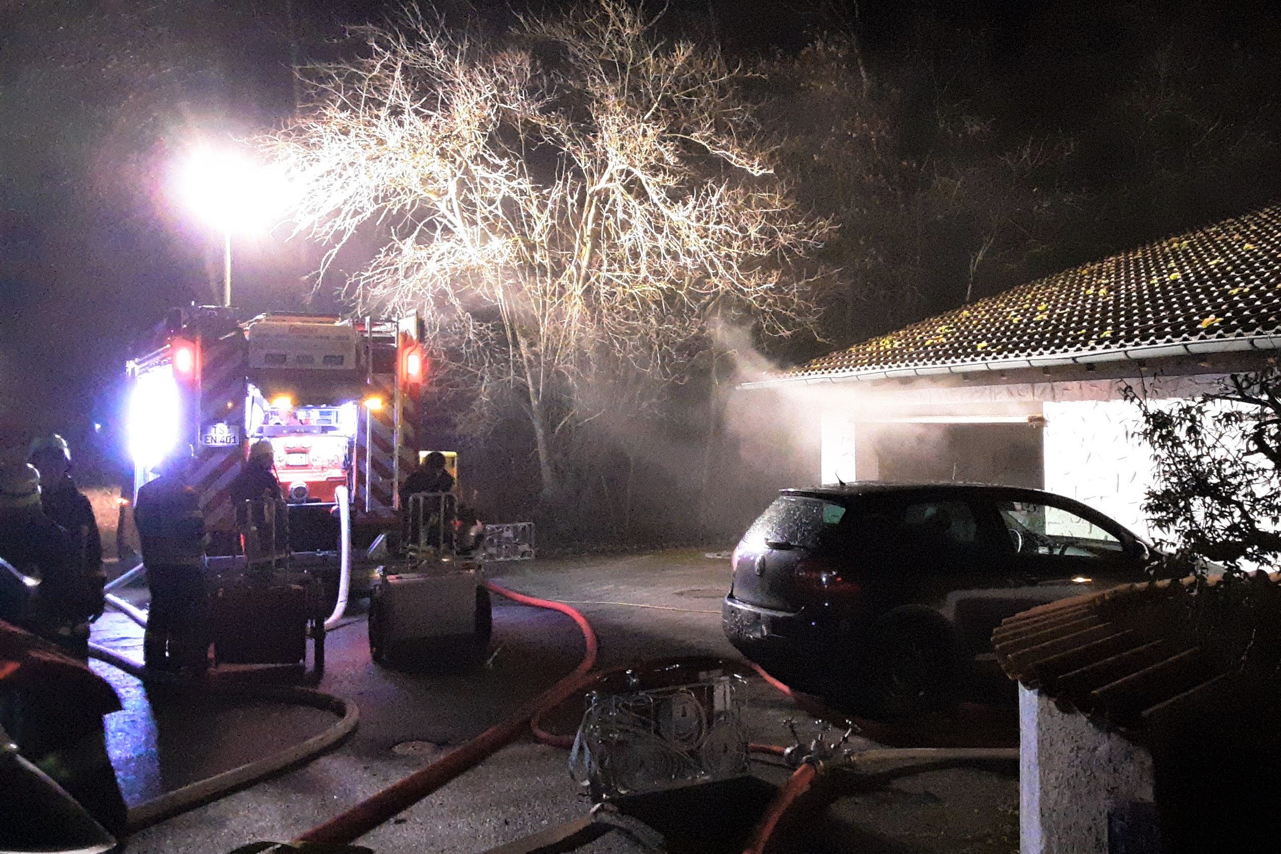 Die zwei Bewohner des Einfamilienhauses konnten sich vor dem Feuer und Brandrauch rechtzeitig in Sicherheit bringen, erlitten aber dennoch eine Rauchgasvergiftung.