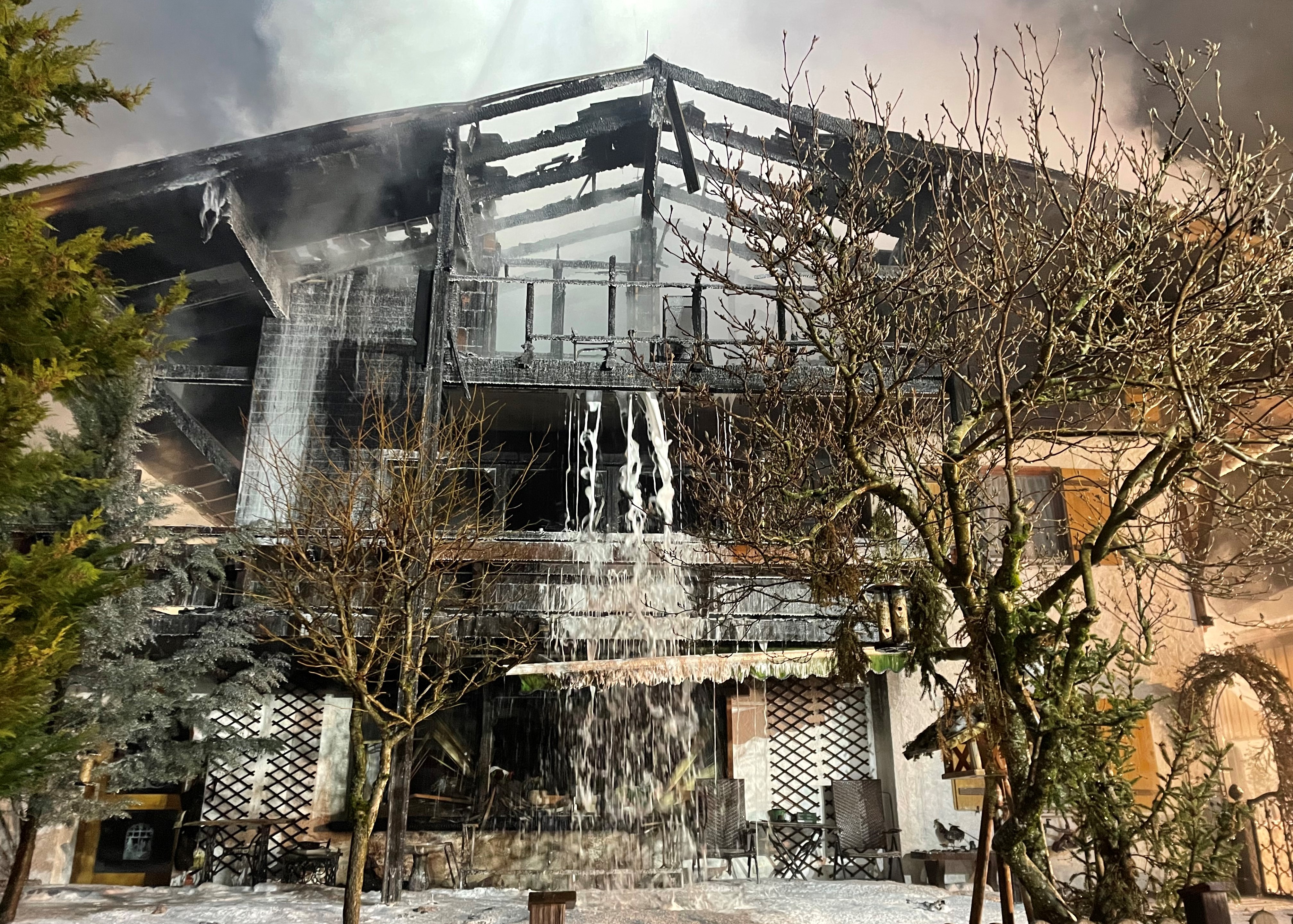 Durch ein verheerendes Feuer weitestgehend zerstört wurde das Mehrfamilienhaus im Inzeller Ortsteil Unterau.s Mehrfamilienhaus 