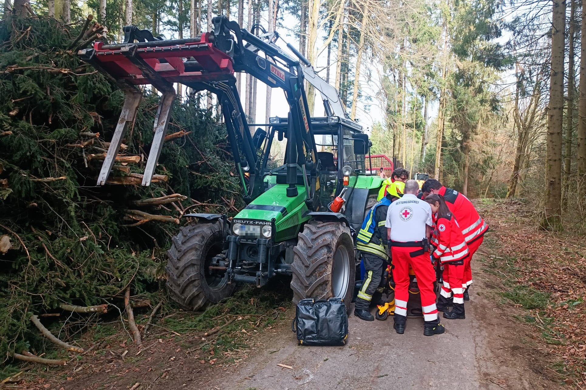 Glimpflicher Ausgang eines Forstunfalls. Über Notruf wurde gemeldet, dass eine Person unter einem Traktor eingeklemmt sei. Tatsächlich war der Mann vom Rückewagen gestürzt und hatte sich dabei verletzt, wurde aber nicht eingeklemmt.