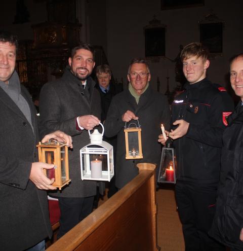 Ein Jugendlicher (2.vo.re.) der Feuerwehren aus dem Bezirk Braunau übergab das Friedenslicht an (von links) Bürgermeister Toni Wimmer (Nußdorf/Chiemgau), Landrat Siegfried Walch, Bürgermeister Andreas Bratzdrum (Tittmoning) und an Kreisbrandrat Christof Grundner (rechts).