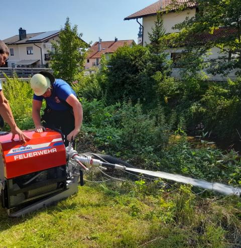 Die Ausbildung von Maschinisten - hier an der Tragkraftspritze - gehört zum Ausbildungsprogramm