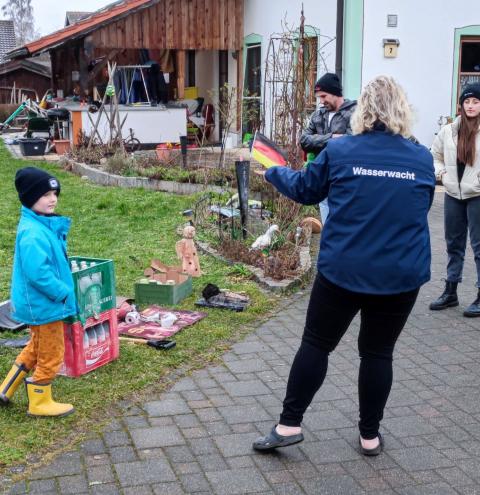 Nur ein wenig Brandschutt im Garten - durch Antonias beherztes Handeln wurde Schlimmeres verhindert.